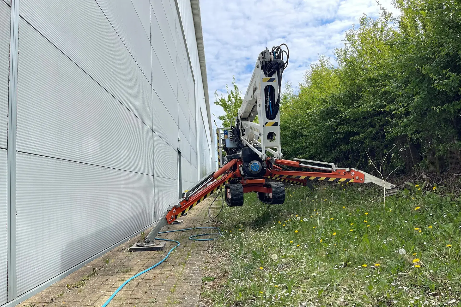 Spider cherry picker on tracked chassis